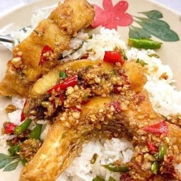 ข้าวเนื้อปลาพริกเกลือ