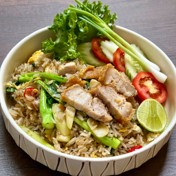 ข้าวผัดคะน้าหมูกร๊อบกรอบ