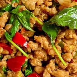 กระเพราหมูสับราดข้าว