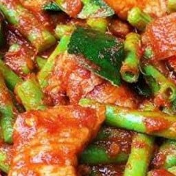 ผักพริกแกงหมูกรอบราดข้าว