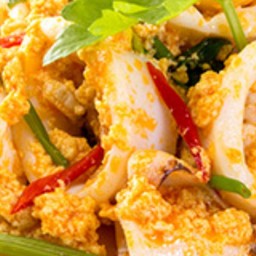 หมึกผัดผงกระหรี่ราดข้าว