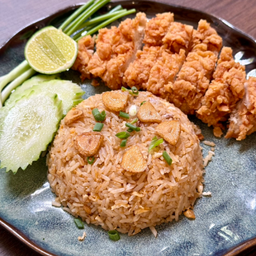 ข้าวผัดกระเทียมอกไก่ทอด