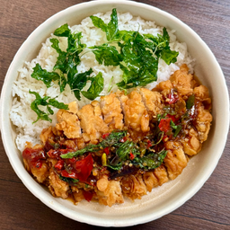 ข้าวไก่กรอบซอสกะเพรา