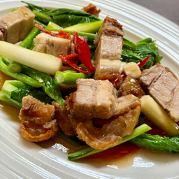 ผัดคะน้าหมูกร๊อบกรอบ