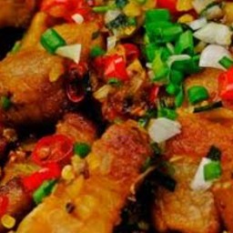 หมูกรอบคั่วพริกเกลือราดข้าว