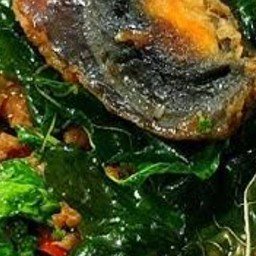 กระเพราไข่เยี่ยวม้าหมูสับราดข้าว