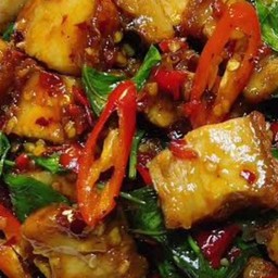 หมูกรอบผัดพริกเผาราดข้าว