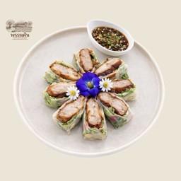 โรลดอกไม้คอหมูย่าง น้ำจิ้มแจ่ว