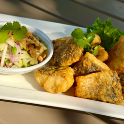 ปลากะพงทอดราดน้ำปลา ยำมะม่วง