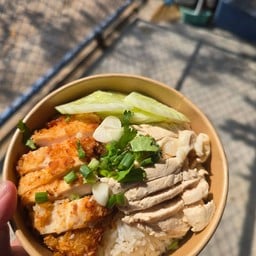 เตี๋ยวไก่ & ข้าวมันไก่นายเอฟ หน้าป้อมตำรวจซอย13