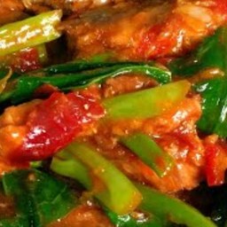 คะน้าปลากระป๋องราดข้าว