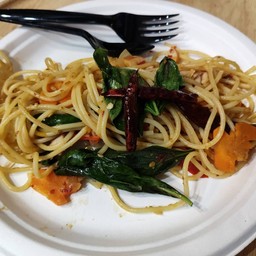 สปาเก็ตตี้ผัดพริกแห้งไส้กรอก