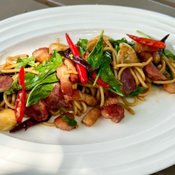 สปาเก็ตตี้เบคอนผัดพริกแห้ง