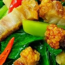 คะน้าหมูกรอบราดข้าว