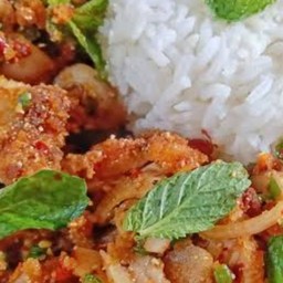 ข้าวยำไก่ทอดราดข้าว