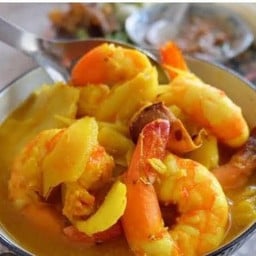 แกงส้มกุ้งหน่อไม้ดอง