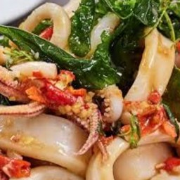 กระเพราหมึกราดข้าว