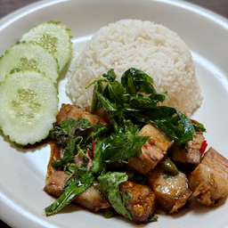 ข้าวราดกะเพราหมูกร๊อบกรอบ