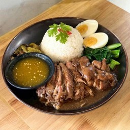 ข้าวขาหมู (ใช้ข้าวญี่ปุ่นเกรดพรีเมี่ยม)(Stewed Pork Leg On Rice)