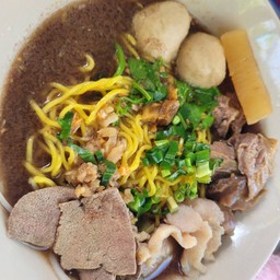 ครัวหมูตุ๋นบ้านบีม หน้าร.พ ค่าย