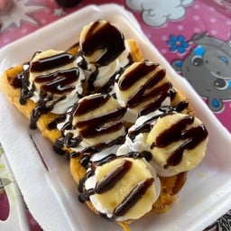 เต๊นแดงหน้าบ้าน