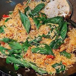 ข้าวผัดน้ำไข่เจียวน้ำปลาพริกโหระพา (ใส่แค่น้ำปลา)