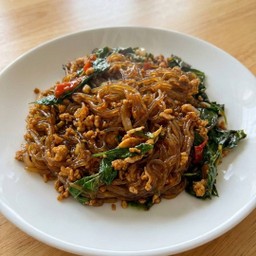 เส้นเล็กผัดกระเพราไก่สับ