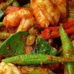 ผัดพริกแกงกุ้ง-หมึกราดข้าว