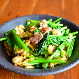 Ta ปวยเล้งผัดไข่ใส่เบคอน