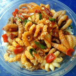 ข้าวกะเพราปลาหมึกสาย