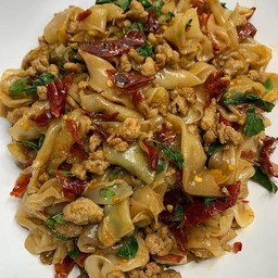 เส้นใหญ่ผัดกะเพรา+ไข่ดาว1ฟอง