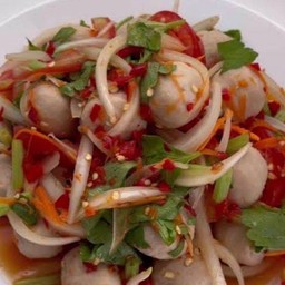 ยำลูกชิ้นหมู