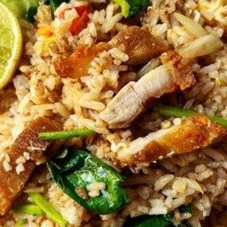 ข้าวผัดหมูกรอบ