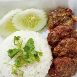 ข้าวหมูหมักทอดกระเทียม 4ชิ้น