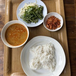 ขนมจีนน้ำยากะทิ ปลานิล (พริกน้ำย้อย)