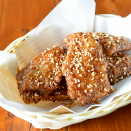 Ta ปีกไก่ทอดราดซอส