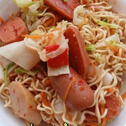 ยำมาม่าลูกชิ้น