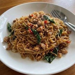 เส้นหมี่ ผัดกะเพรา ไก่สับ