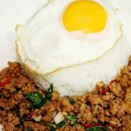 กระเพราถาด(ลูกชิ้นทอดรถแดง)