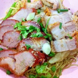บะหมี่หมูแดงผสมหมูกรอบ
