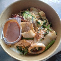 สุกี้แห้งรวมมิตรมีหมูชิ้นกุ้งและปลาหมึกไก่