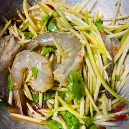 ยำมะม่วงกุ้งสด