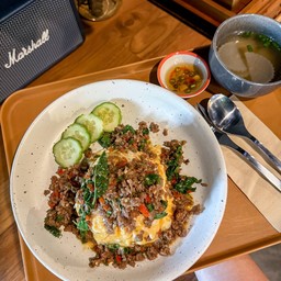 ข้าวกะเพราเนื้อโคขุนสับ HH