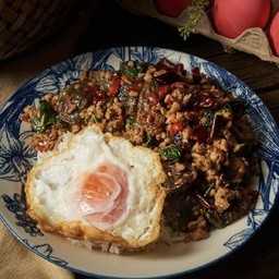 ข้าวกะเพราไข่เยี่ยวม้า