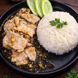 ไก่ทอดกระเทียม ราดข้าว