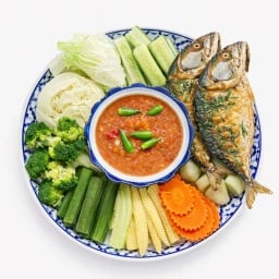 ชุดน้ำพริกกะปิ ปลาทูทอด ชะอมทอด ผักลวก (ปลาทู 2 ตัว)