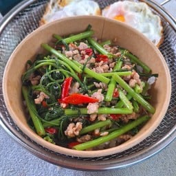 ผัดผักบุ้งหมูสับ ราดข้าว