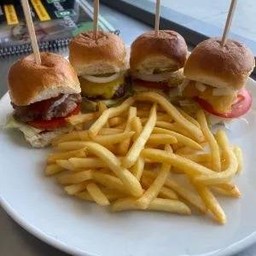 Four sliders + fries (เบอร์เกอร์เนื้อจิ๋ว 4 ชิ้น + เฟรนช์ฟรายส์)