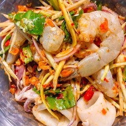 ยำมะม่วงกุ้งปลาหมึก