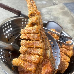 ไอ้สอง หมูกรอบ